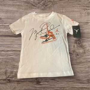 Boys Jordan Short sleeve T Shirt size 6/7 NWT 
Color is white with Jordan shoe
